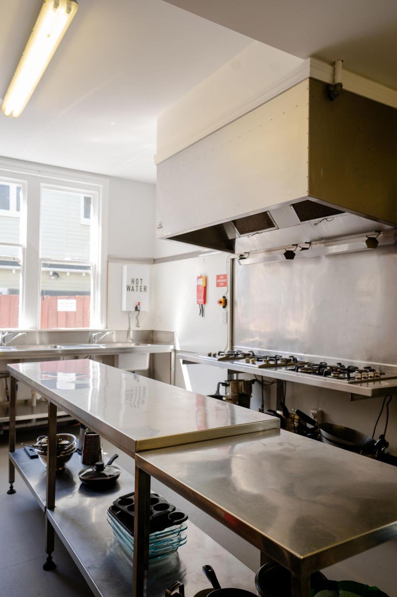 Haka House Κράισττσερτς Εξωτερικό φωτογραφία A commercial kitchen