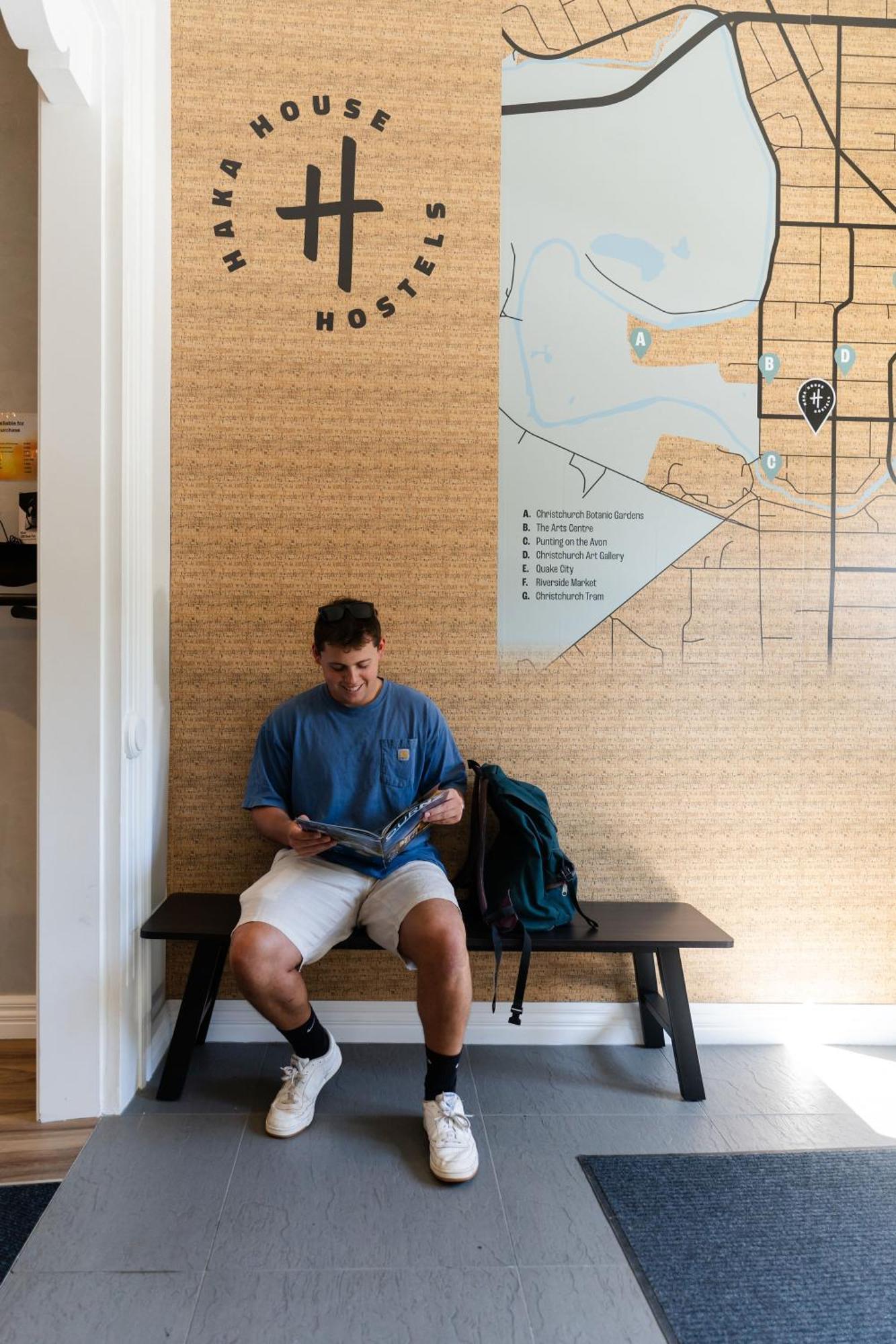 Haka House Κράισττσερτς Εξωτερικό φωτογραφία A student studies in the library