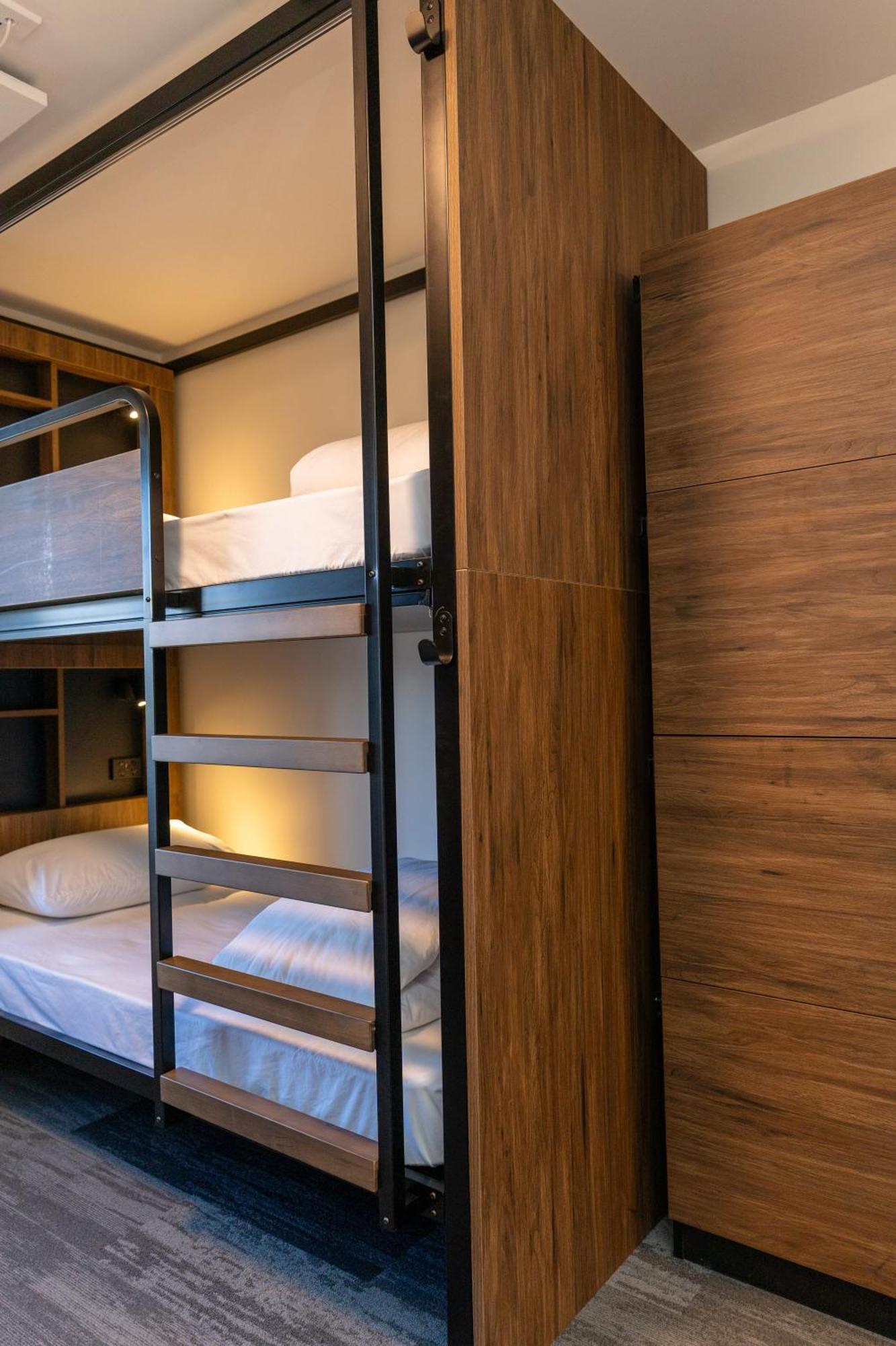 Haka House Κράισττσερτς Εξωτερικό φωτογραφία A bunk bed in a capsule hotel