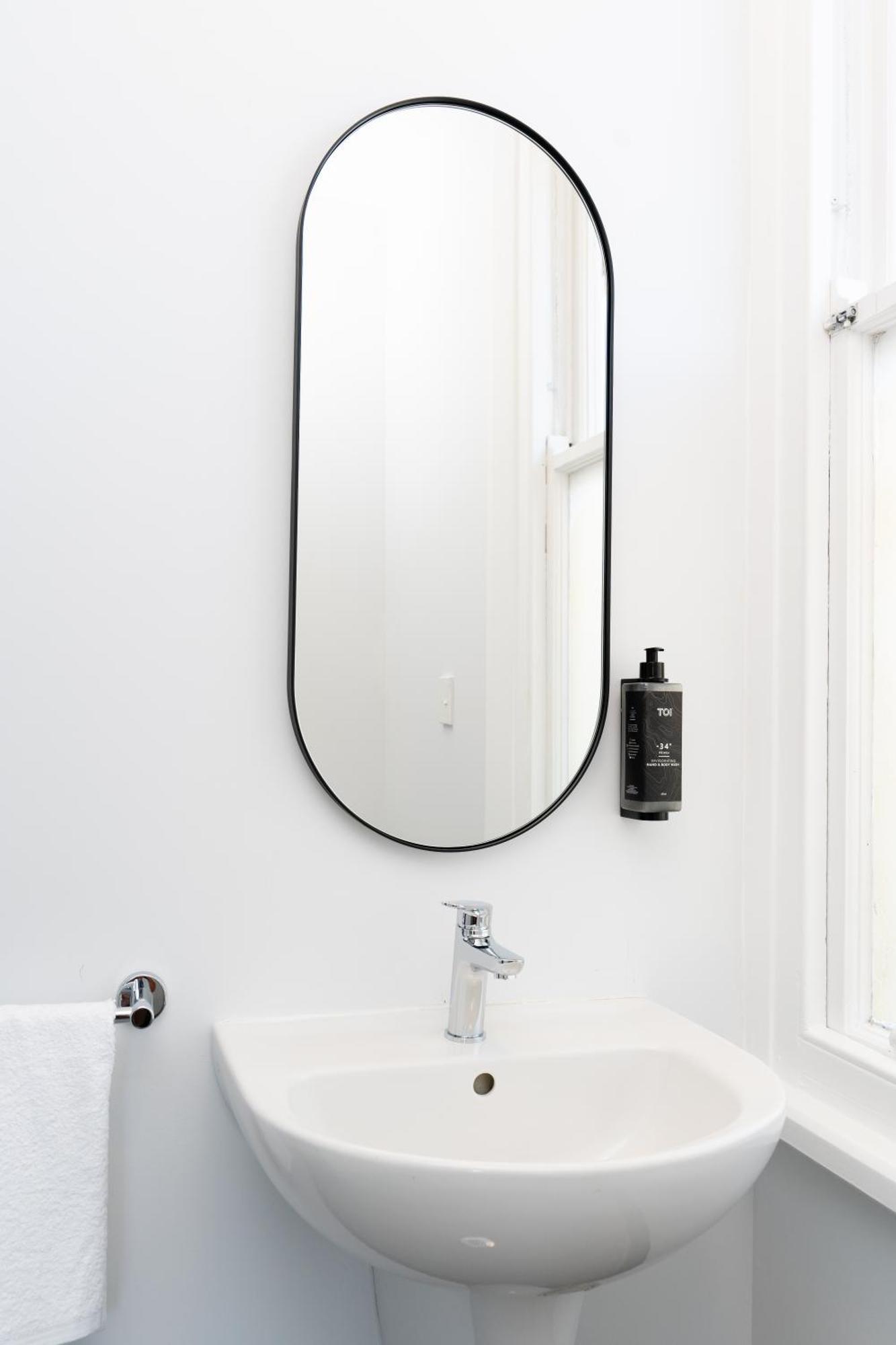 Haka House Κράισττσερτς Εξωτερικό φωτογραφία A bathroom mirror