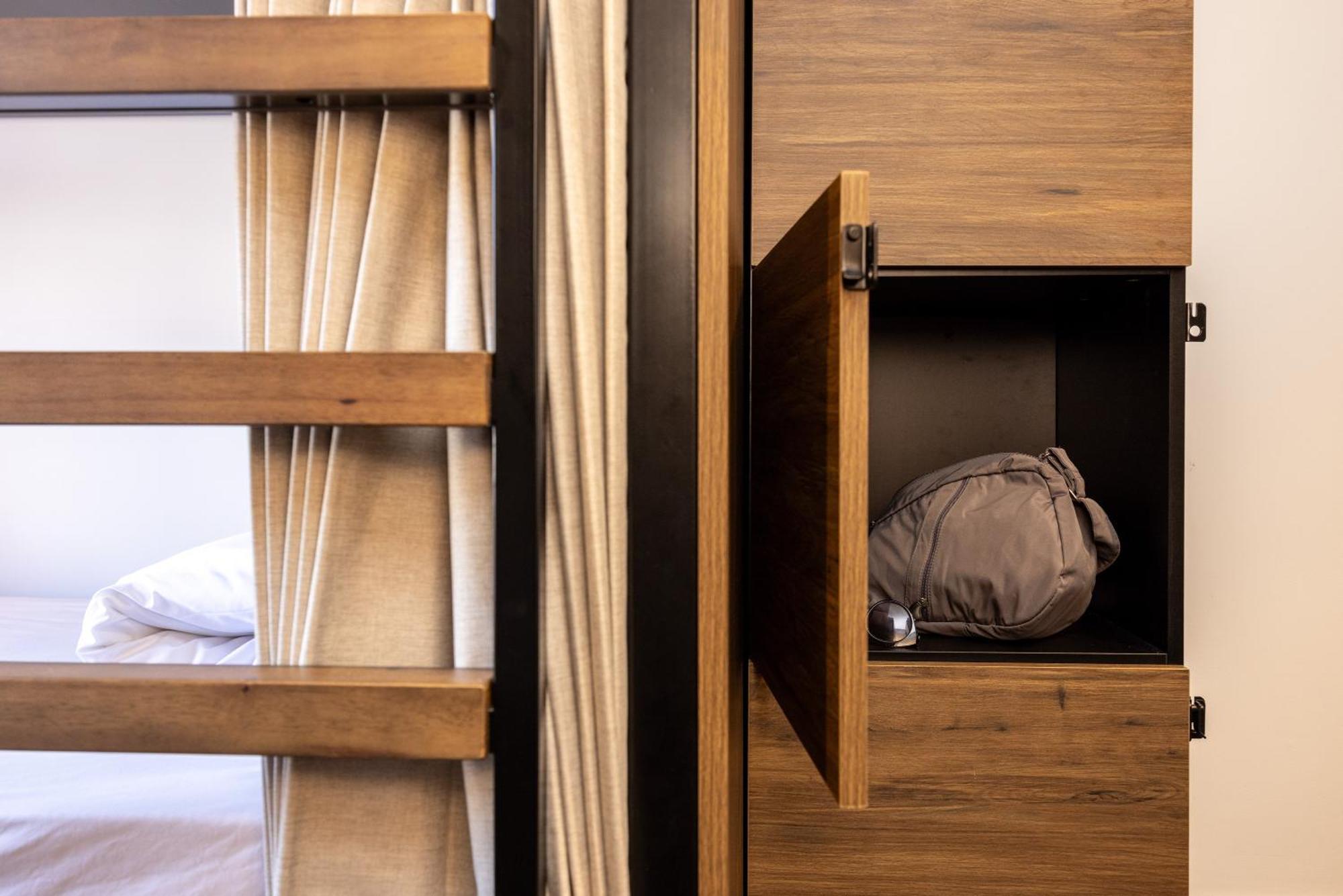 Haka House Κράισττσερτς Εξωτερικό φωτογραφία A capsule hotel room