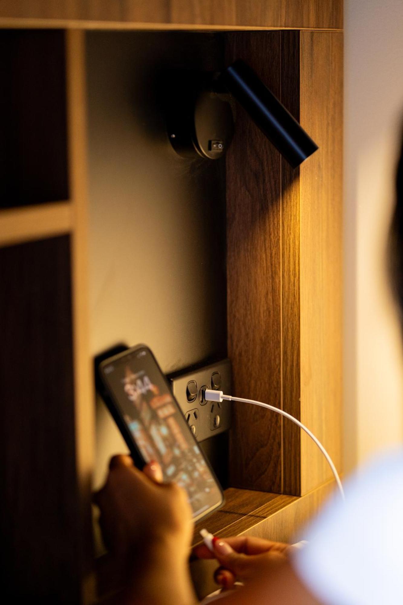 Haka House Κράισττσερτς Εξωτερικό φωτογραφία A phone plugged into a power socket