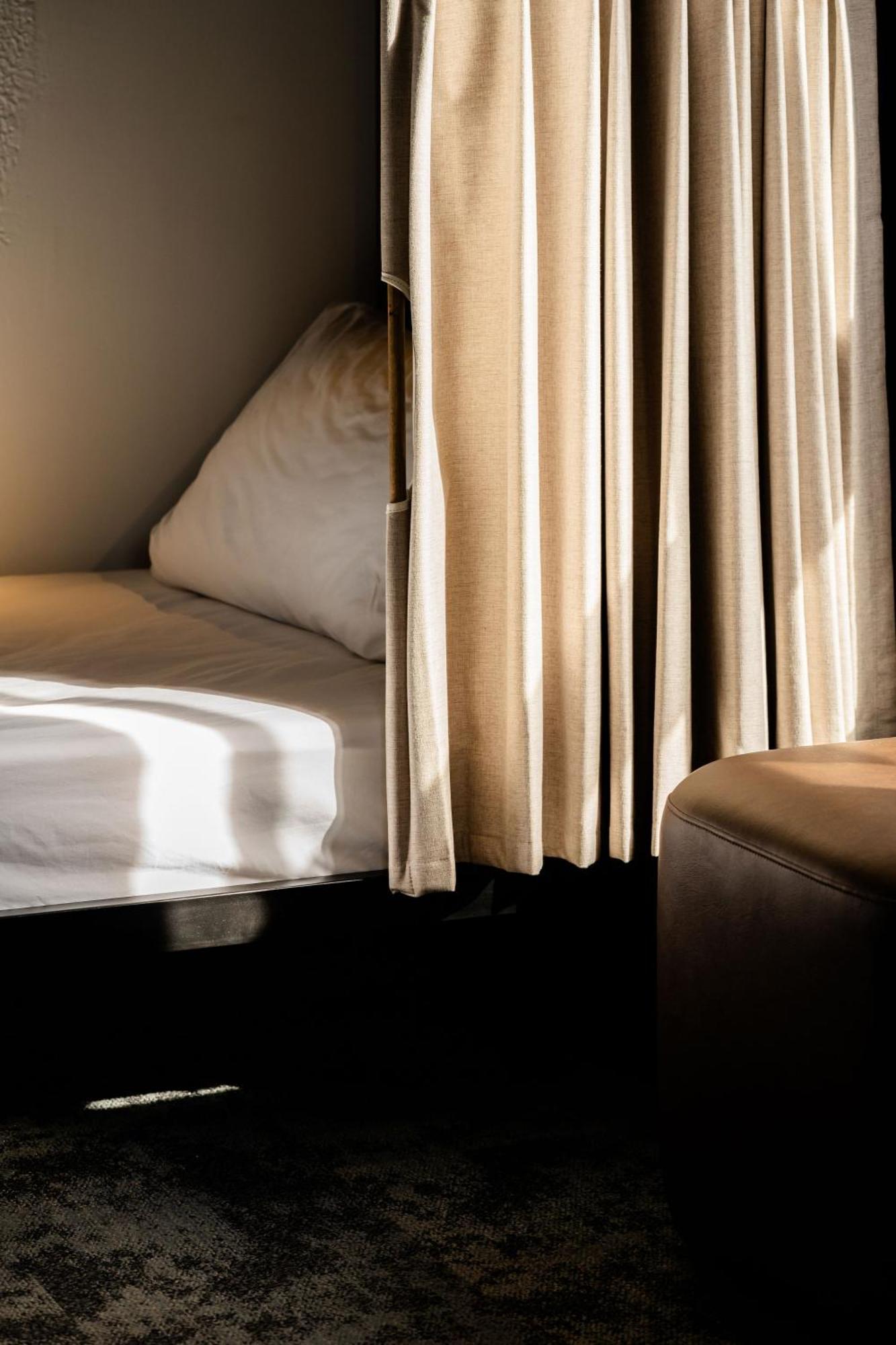 Haka House Κράισττσερτς Εξωτερικό φωτογραφία Curtains