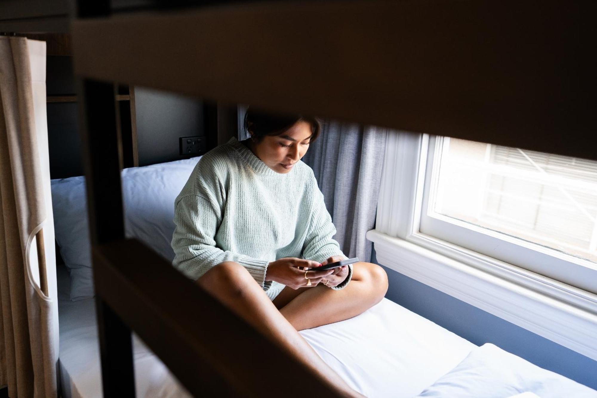 Haka House Κράισττσερτς Δωμάτιο φωτογραφία A woman sitting on a bunk bed