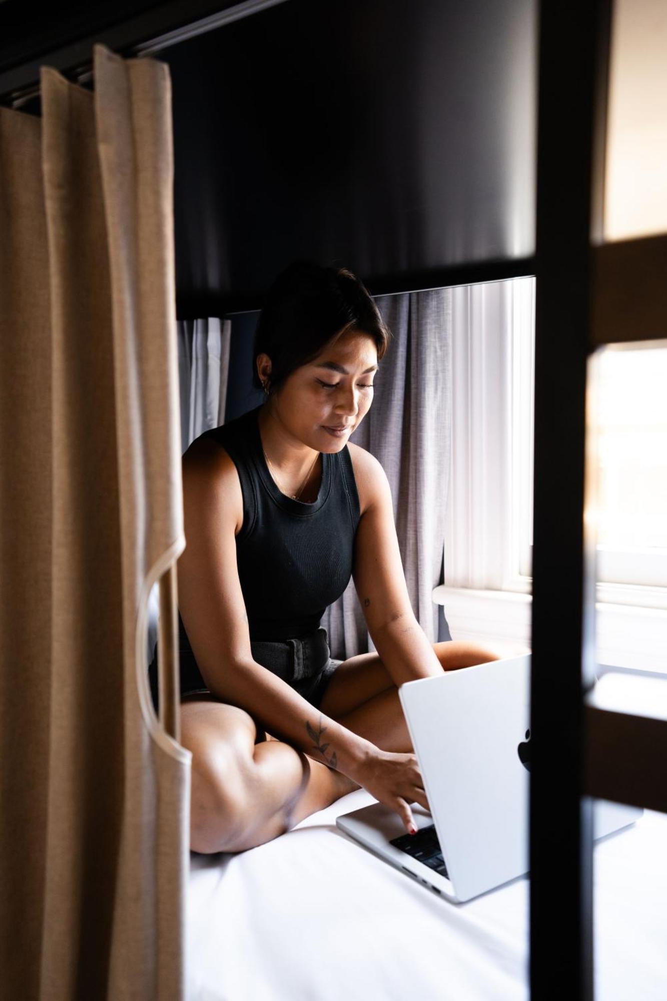 Haka House Κράισττσερτς Εξωτερικό φωτογραφία A woman using a laptop