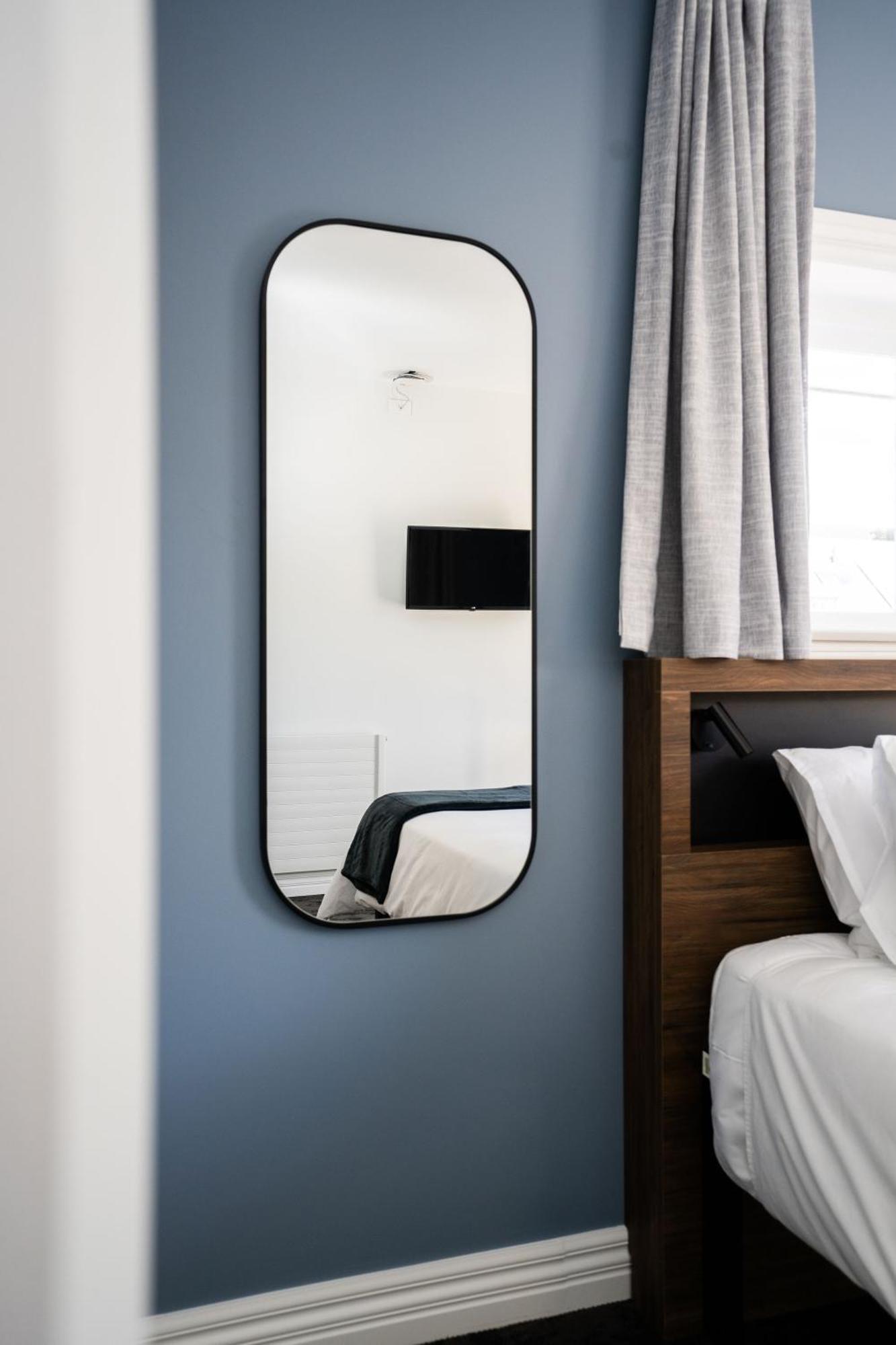 Haka House Κράισττσερτς Εξωτερικό φωτογραφία A mirror