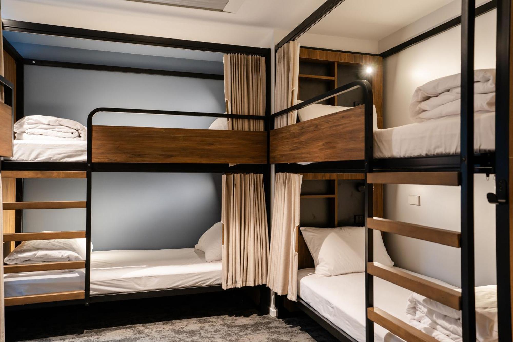 Haka House Κράισττσερτς Εξωτερικό φωτογραφία A capsule hotel in Tokyo