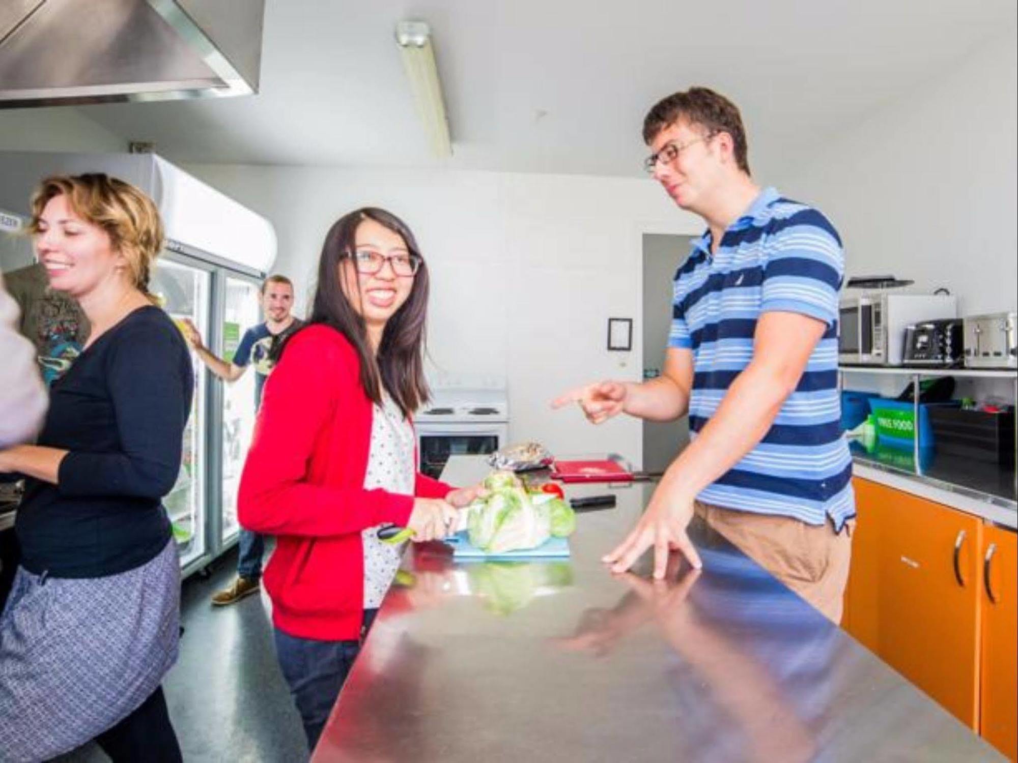 Haka House Κράισττσερτς Εξωτερικό φωτογραφία Students in the kitchen at the Student Union