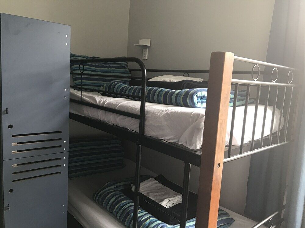 Haka House Κράισττσερτς Εξωτερικό φωτογραφία A bunk bed in a hostel